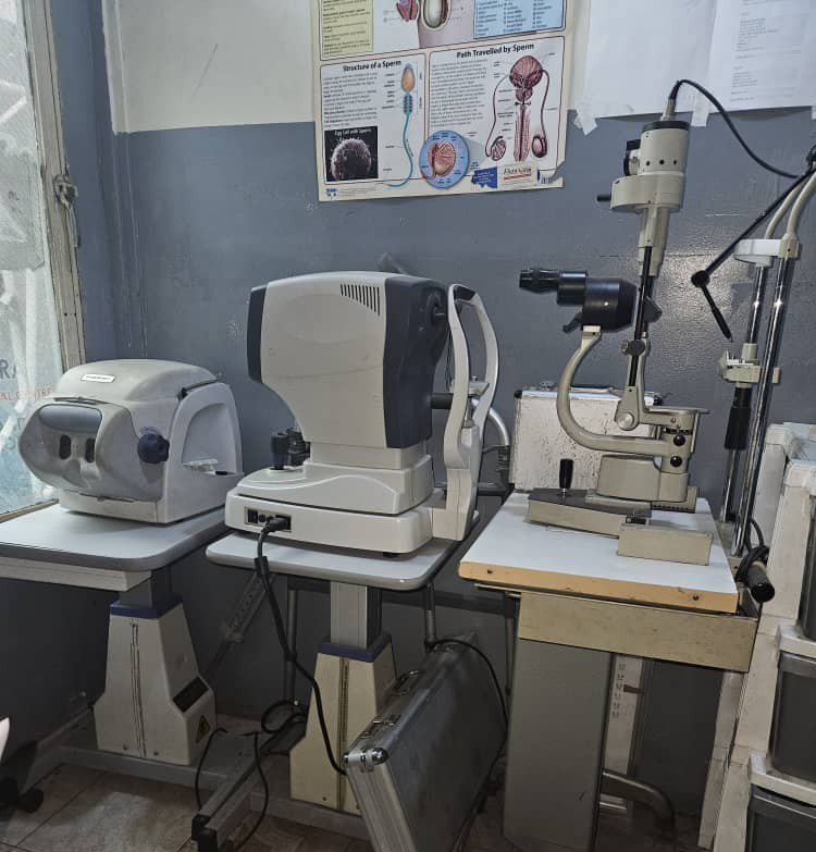 Équipements d'ophtalmologie: autoréfractomètre, kératomètre et lampe à fente